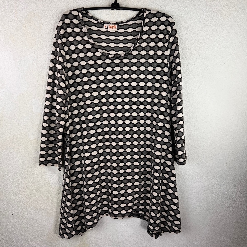 TIANELLO BY STEVE BARRAZA Black, white, gray shark bite tunic. ¾ sleeves scoop